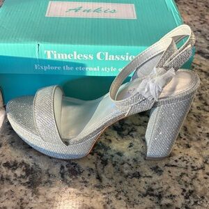 Stunning Silver Glimmer Heels NWT Sz 6.5